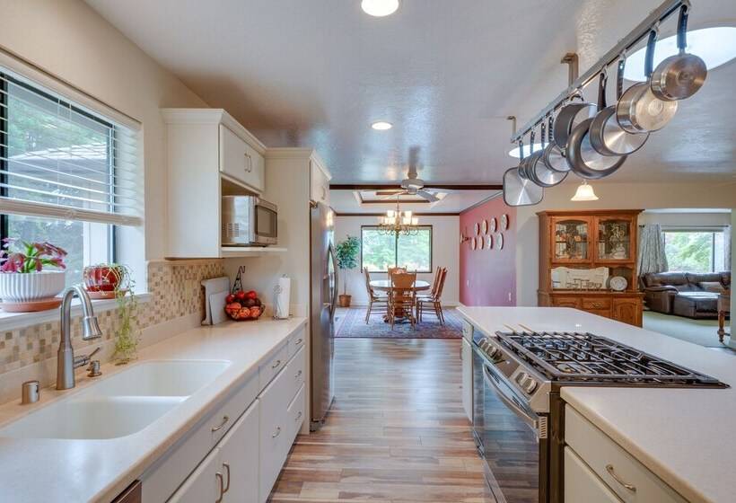 Stunning Medford Escape W/ Panoramic Views!