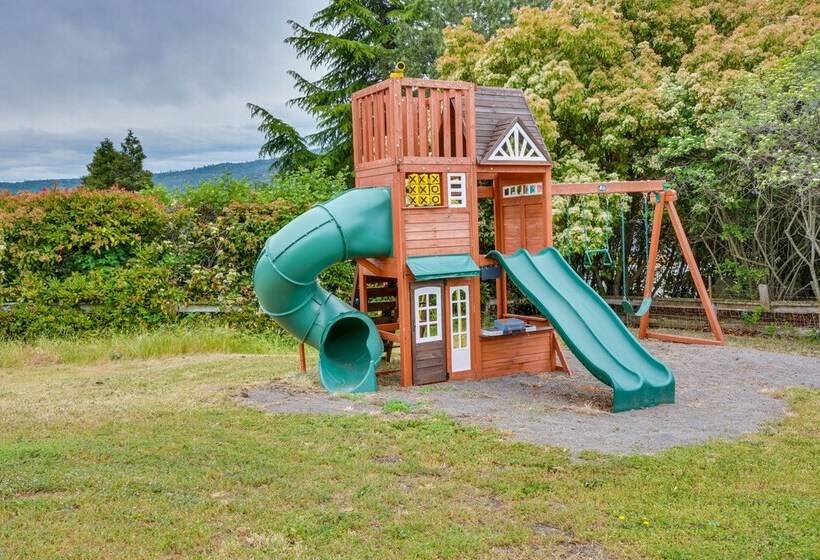 Stunning Medford Escape W/ Panoramic Views!