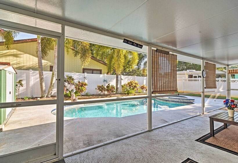 Sunny Seminole Home W/ Pool, 4 Miles To Beach