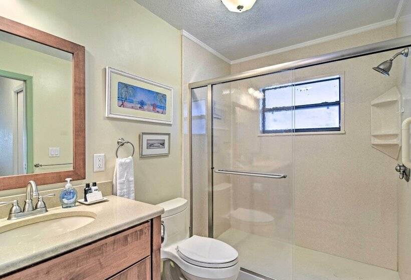 Sunny Seminole Home W/ Pool, 4 Miles To Beach