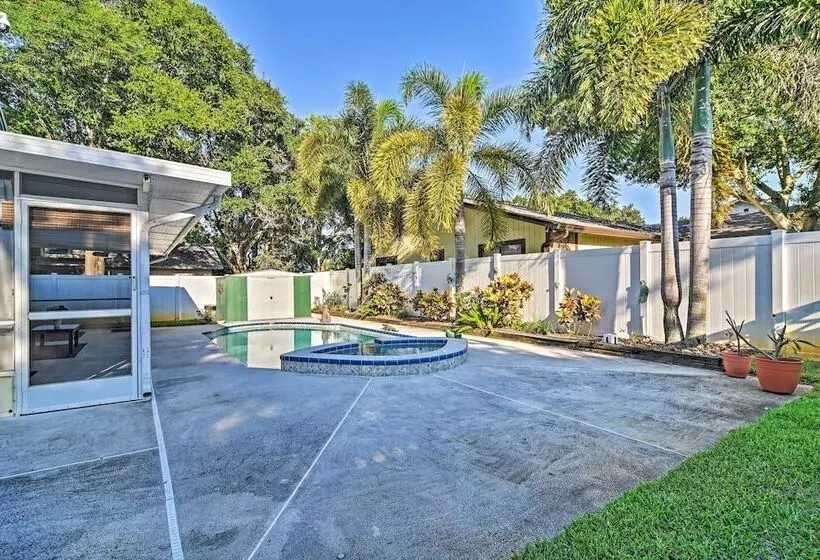 Sunny Seminole Home W/ Pool, 4 Miles To Beach