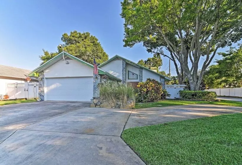 Sunny Seminole Home W/ Pool, 4 Miles To Beach