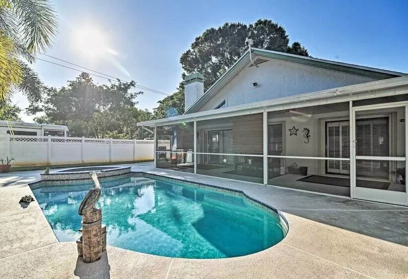 Sunny Seminole Home W/ Pool, 4 Miles To Beach