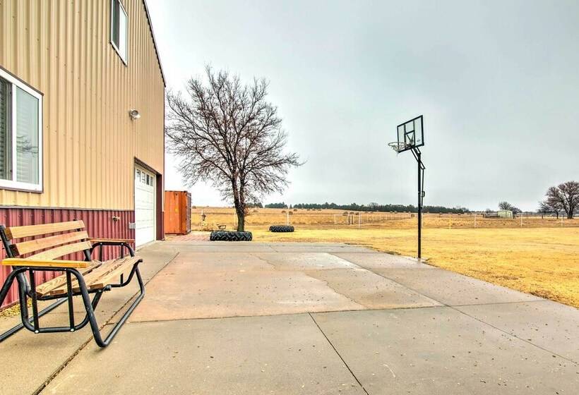 Victoria Home W/ Basketball Hoop!