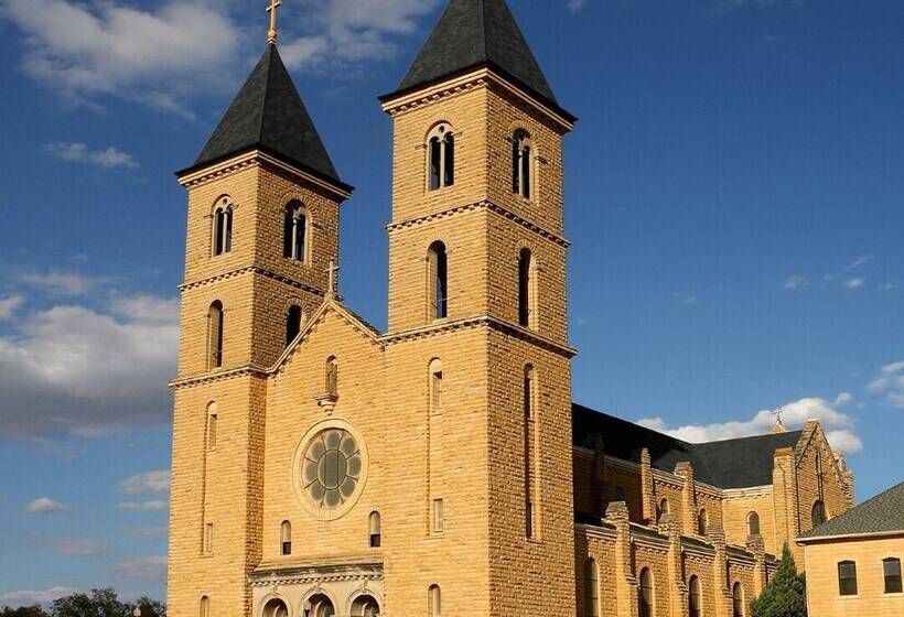 Victoria Home W/ Basketball Hoop!