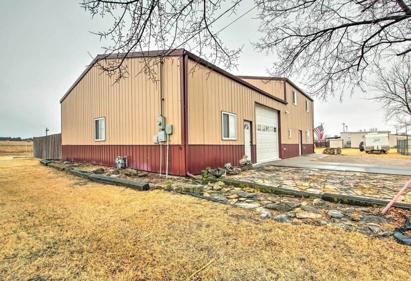 Victoria Home W/ Basketball Hoop!