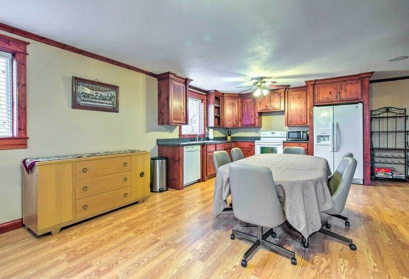 Victoria Home W/ Basketball Hoop!