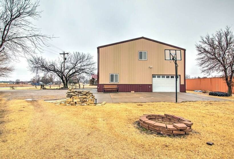 Victoria Home W/ Basketball Hoop!