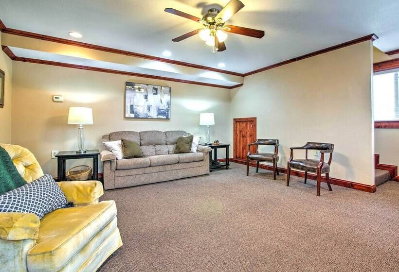 Victoria Home W/ Basketball Hoop!