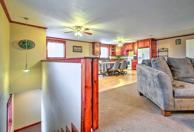 Victoria Home W/ Basketball Hoop!