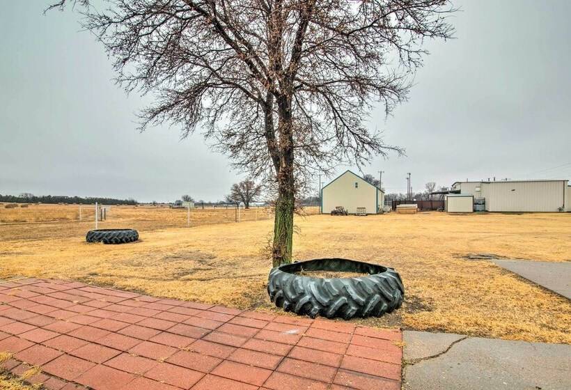 Victoria Home W/ Basketball Hoop!