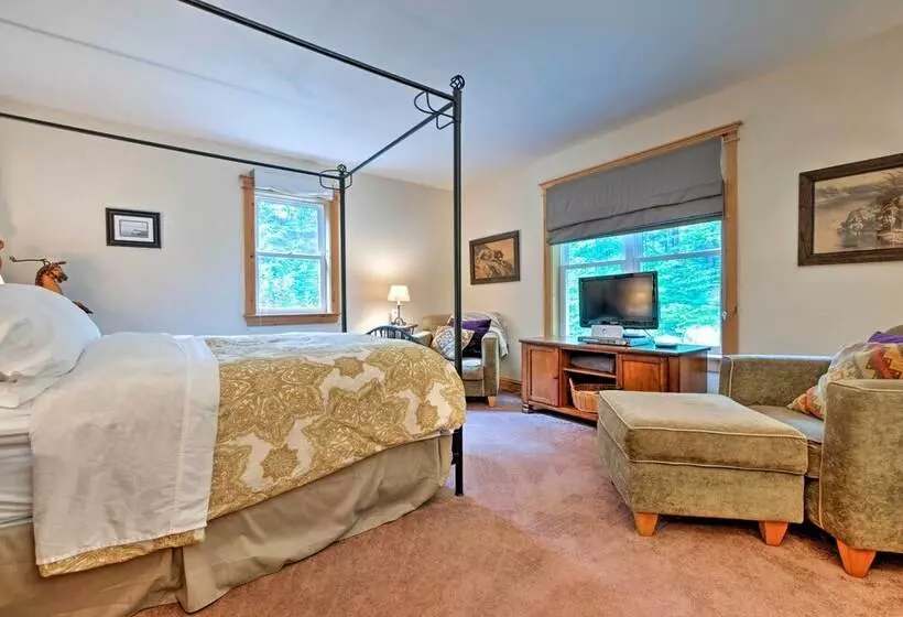 Waterfront Great Pond Cottage W/ Hot Tub & Deck!