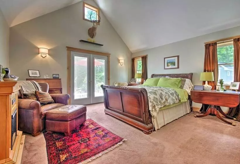 Waterfront Great Pond Cottage W/ Hot Tub & Deck!