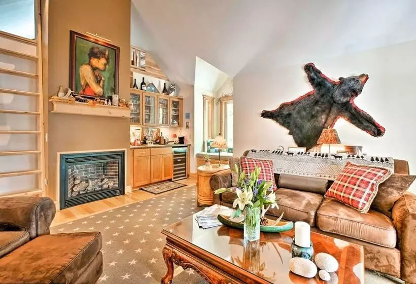 Waterfront Great Pond Cottage W/ Hot Tub & Deck!