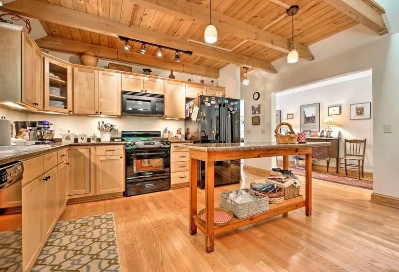 Waterfront Great Pond Cottage W/ Hot Tub & Deck!