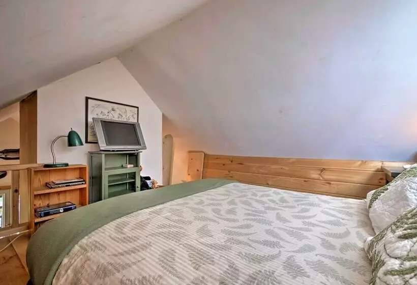 Waterfront Great Pond Cottage W/ Hot Tub & Deck!