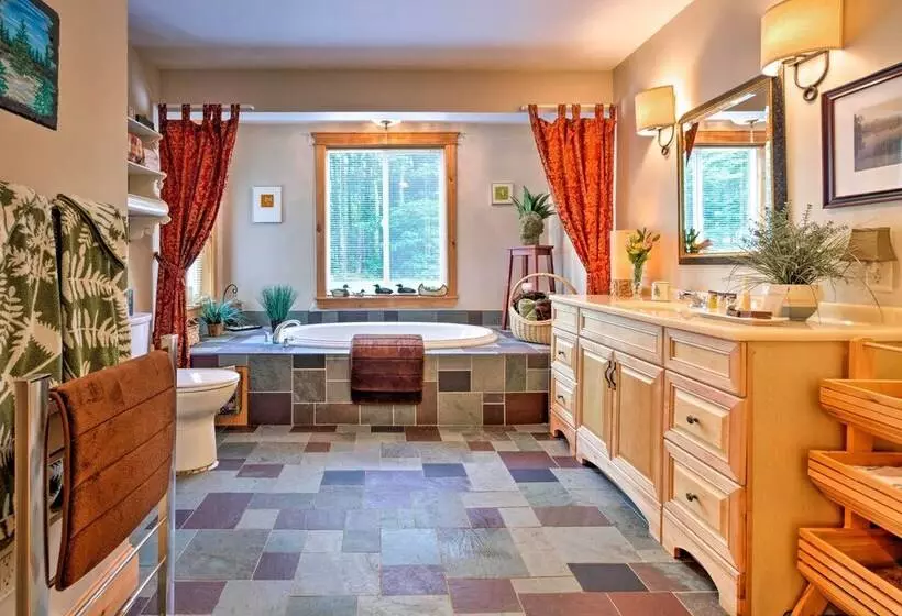 Waterfront Great Pond Cottage W/ Hot Tub & Deck!