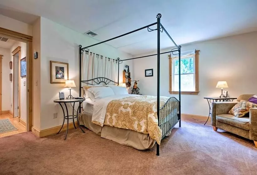 Waterfront Great Pond Cottage W/ Hot Tub & Deck!