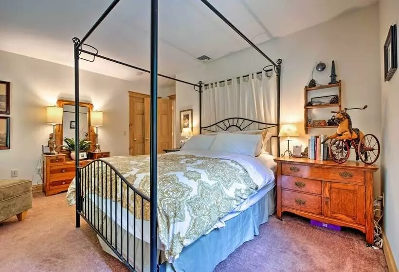 Waterfront Great Pond Cottage W/ Hot Tub & Deck!