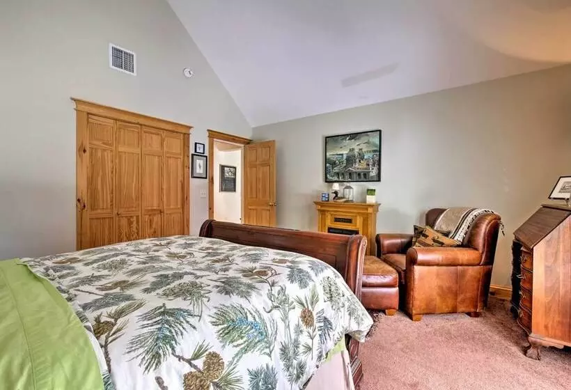 Waterfront Great Pond Cottage W/ Hot Tub & Deck!