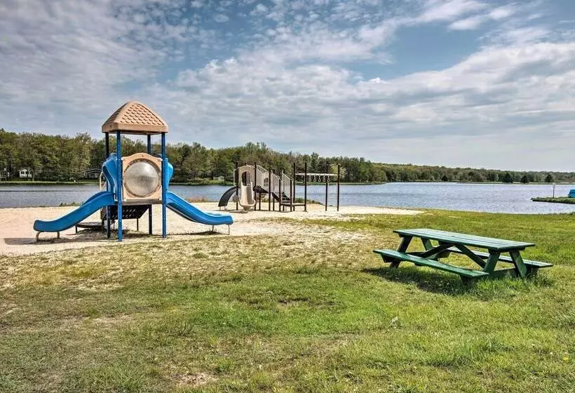 Albrightsville Retreat W/ Community Pool & Hot Tub