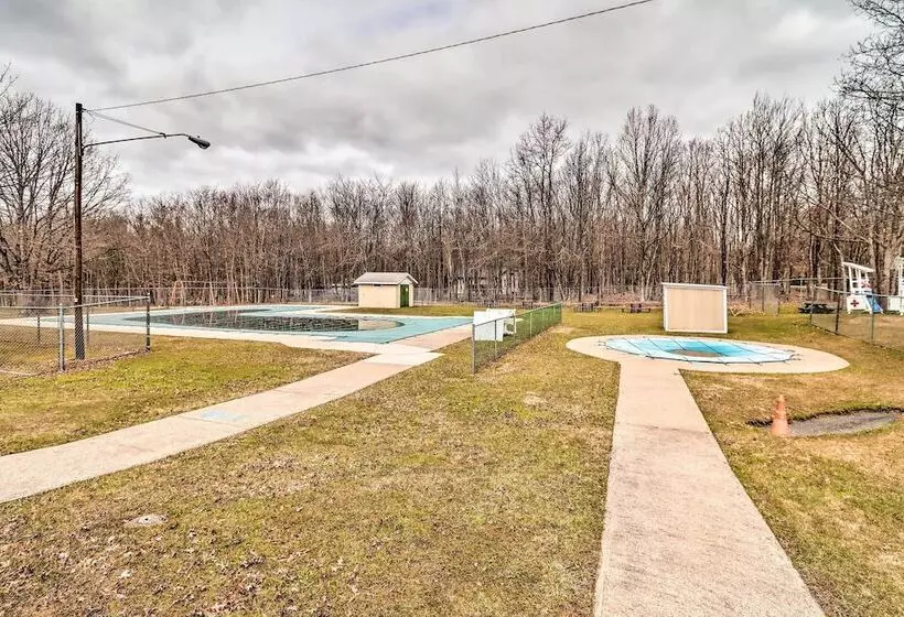 Albrightsville Retreat W/ Community Pool & Hot Tub