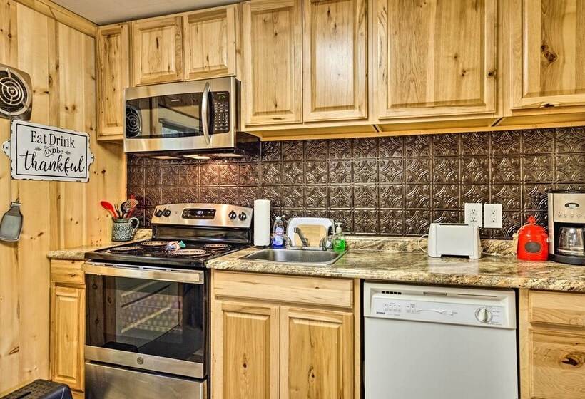 Albrightsville Retreat W/ Community Pool & Hot Tub