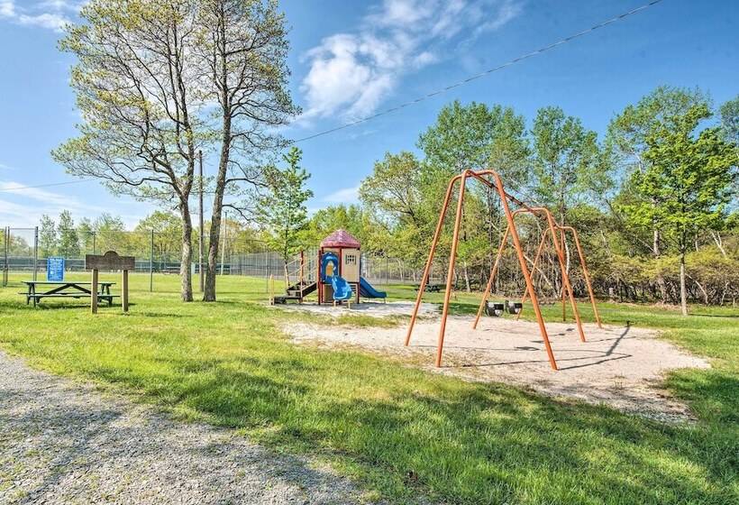 Albrightsville Retreat W/ Community Pool & Hot Tub