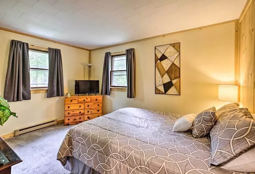 Albrightsville Retreat W/ Community Pool & Hot Tub