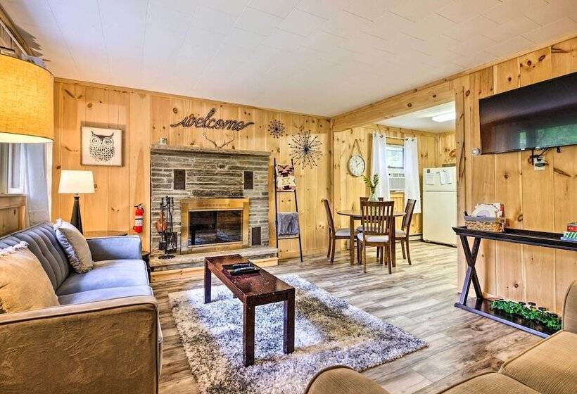 Albrightsville Retreat W/ Community Pool & Hot Tub