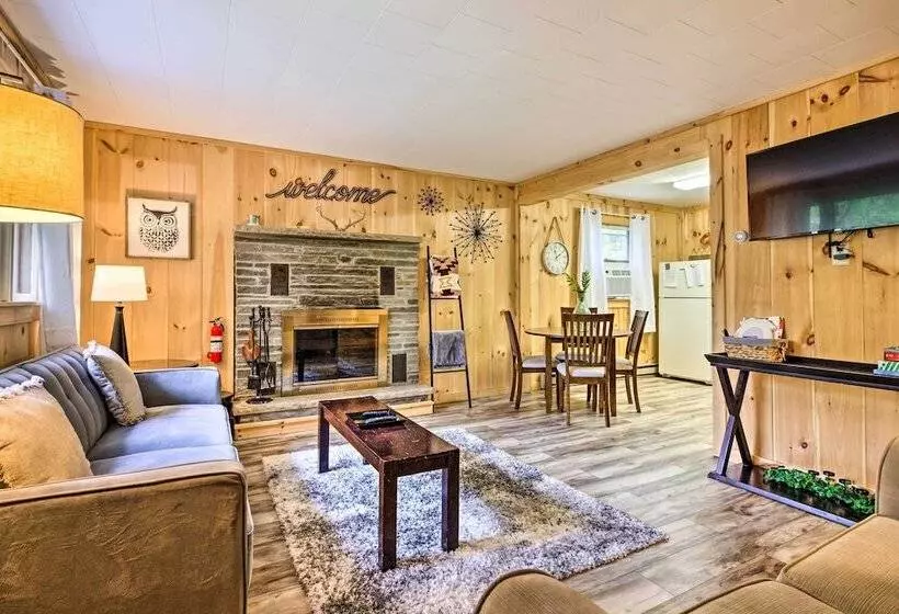 Albrightsville Retreat W/ Community Pool & Hot Tub