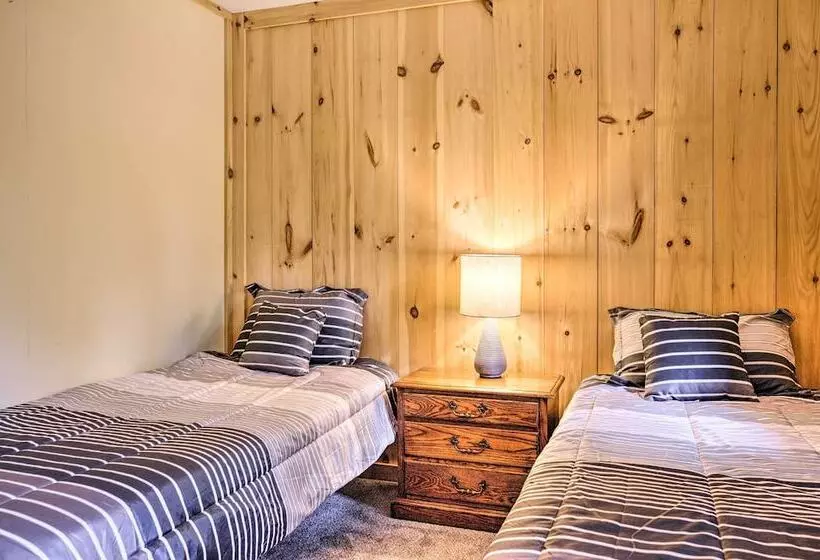 Albrightsville Retreat W/ Community Pool & Hot Tub
