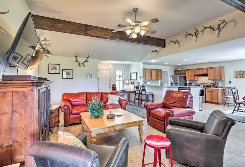Charming Cameron Farm Retreat ~ 41 Mi To Tamu