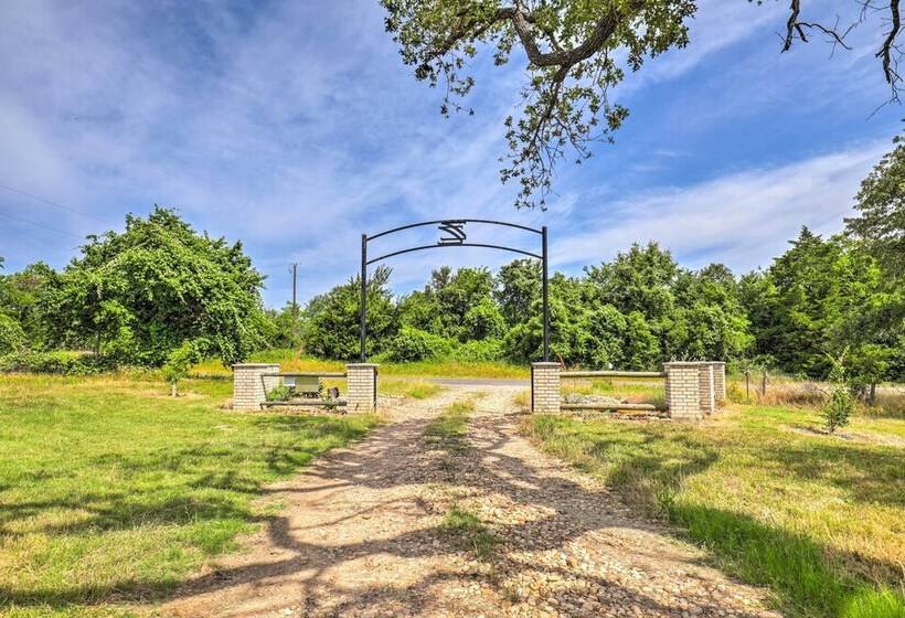 Charming Cameron Farm Retreat ~ 41 Mi To Tamu
