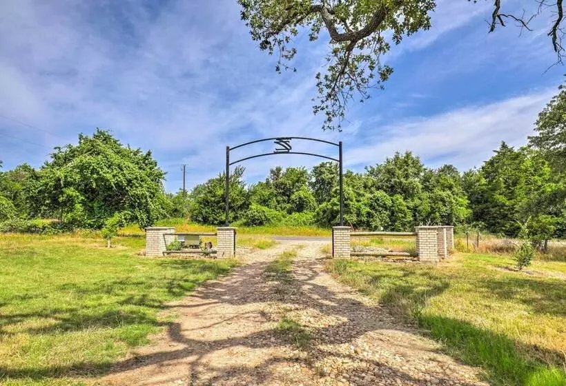 Charming Cameron Farm Retreat ~ 41 Mi To Tamu