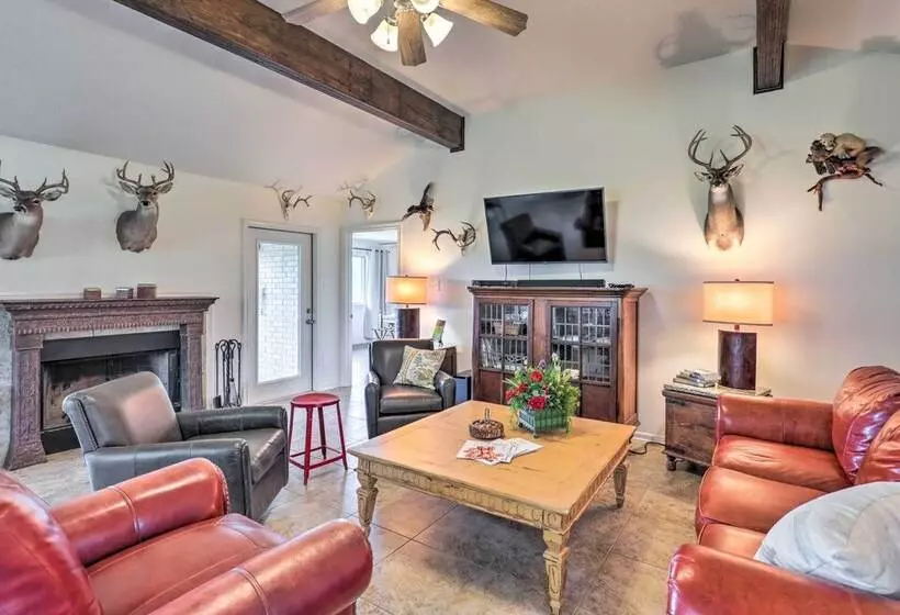 Charming Cameron Farm Retreat ~ 41 Mi To Tamu