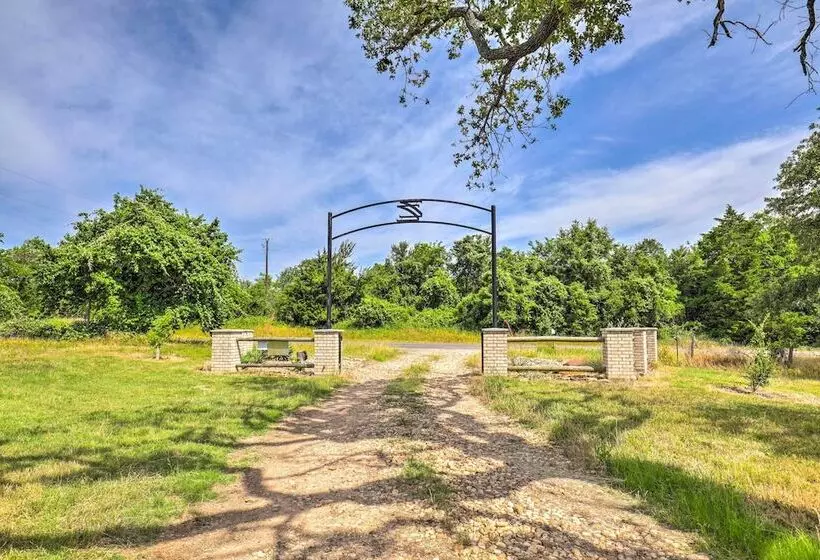 Charming Cameron Farm Retreat ~ 41 Mi To Tamu