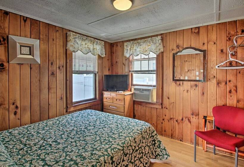 Charming Laconia Cottage: Walk To Weirs Beach