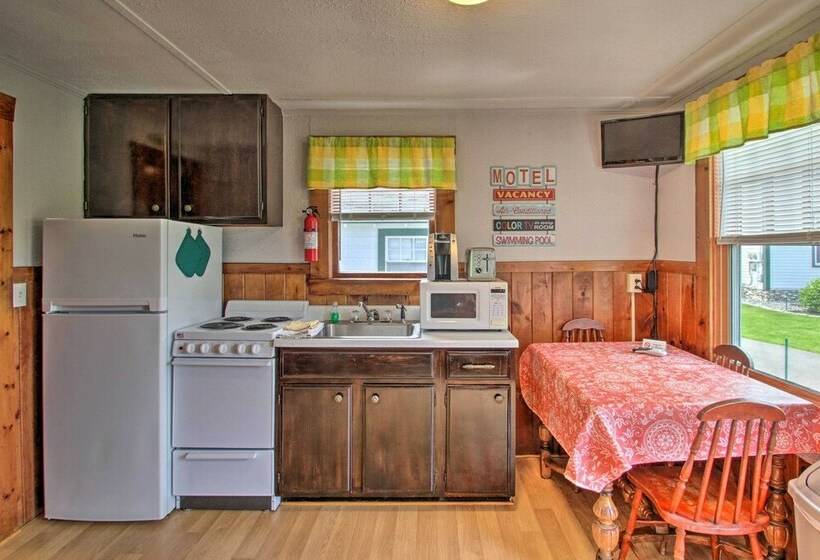 Charming Laconia Cottage: Walk To Weirs Beach