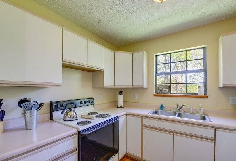 Charming Sevierville Cabin W/ Private Hot Tub