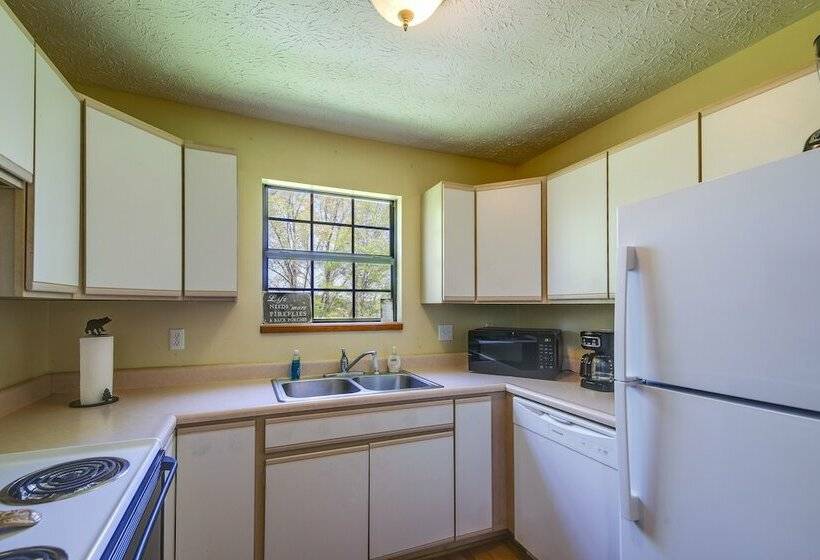 Charming Sevierville Cabin W/ Private Hot Tub