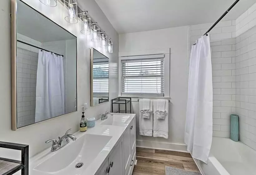 Updated Poway Farmhouse: Walk To Parks!