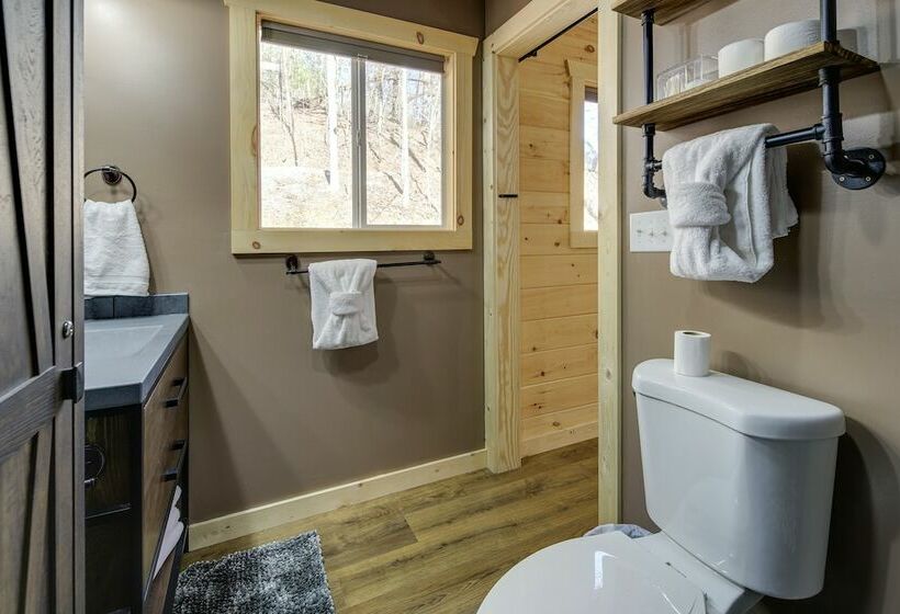 Cozy Tennessee Cabin W/ Hot Tub & Pool Table!