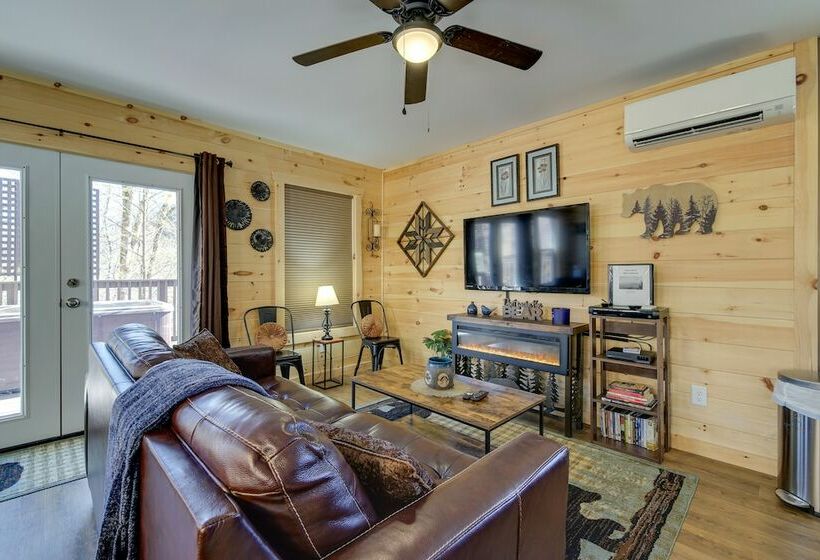 Cozy Tennessee Cabin W/ Hot Tub & Pool Table!