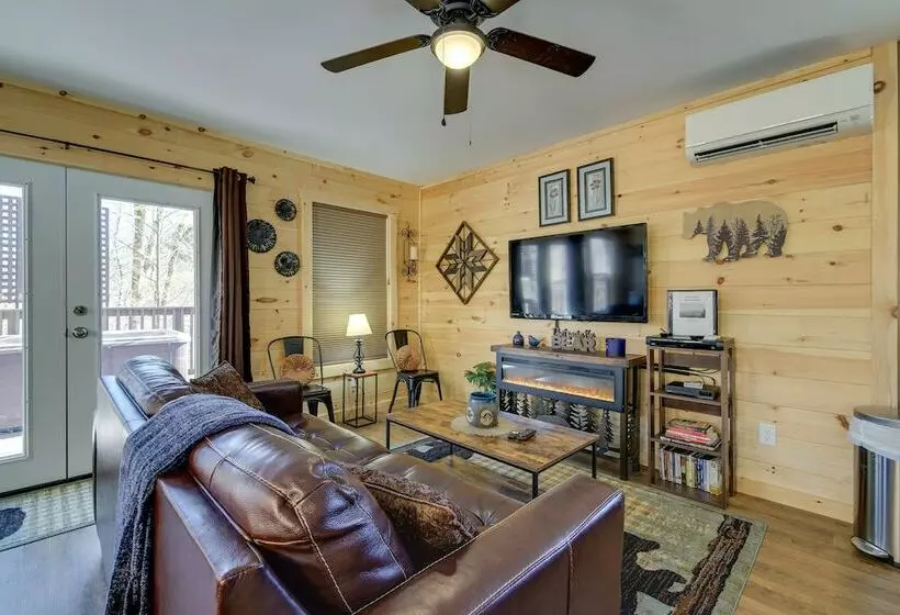 Cozy Tennessee Cabin W/ Hot Tub & Pool Table!
