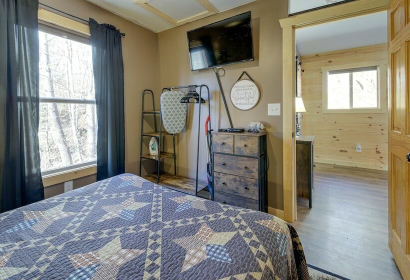 Cozy Tennessee Cabin W/ Hot Tub & Pool Table!