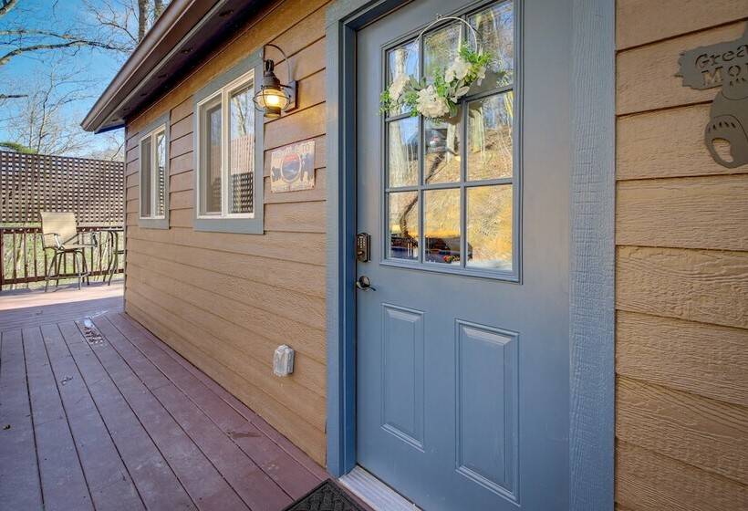 Cozy Tennessee Cabin W/ Hot Tub & Pool Table!
