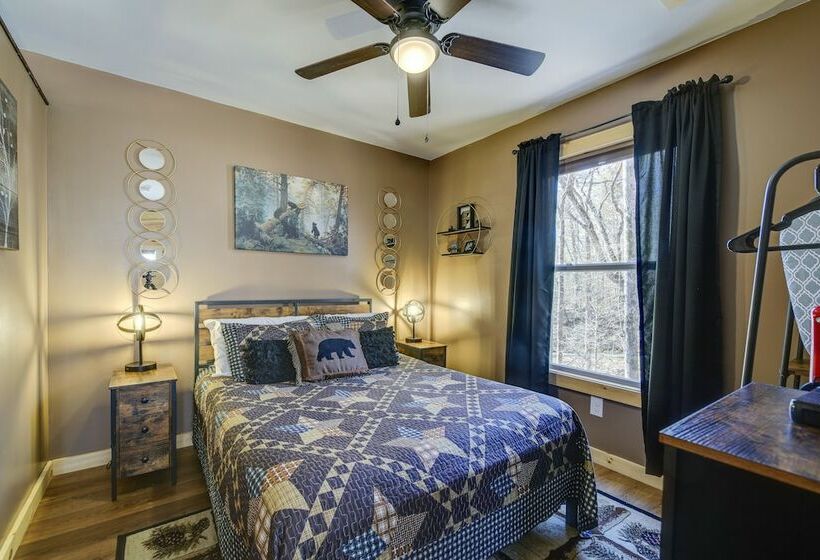 Cozy Tennessee Cabin W/ Hot Tub & Pool Table!