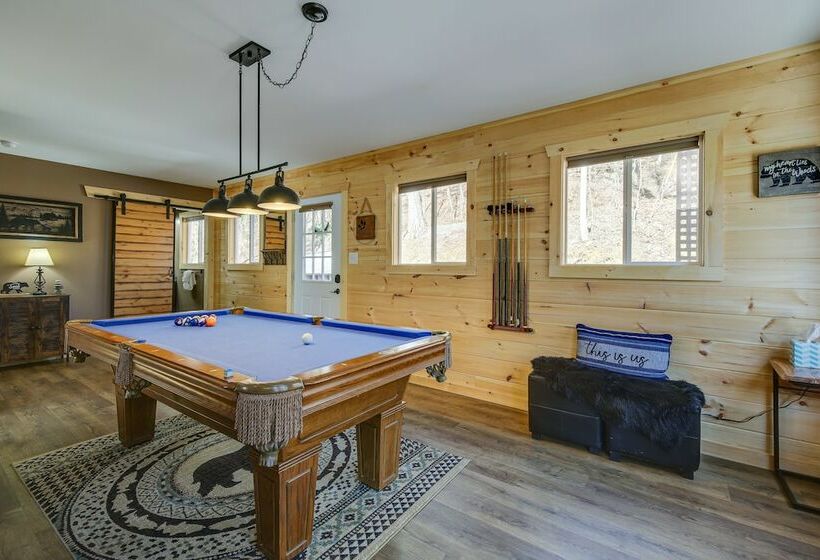 Cozy Tennessee Cabin W/ Hot Tub & Pool Table!