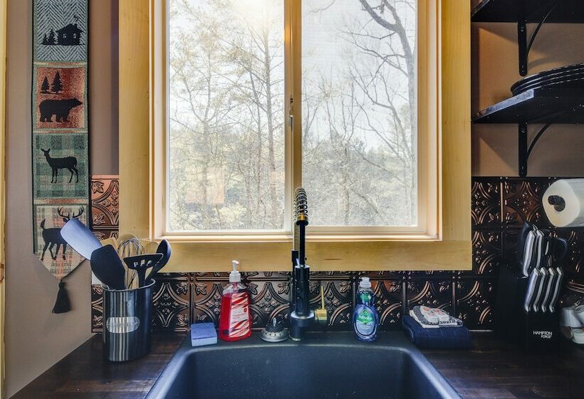 Cozy Tennessee Cabin W/ Hot Tub & Pool Table!